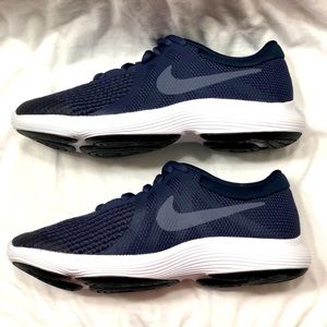 Nike girls’/women shoe blue w/ white trim size 3.5